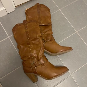 Vintage boots - Ett par snygga bruna boots med klack. Passar mig som har storlek 36. I fint skick