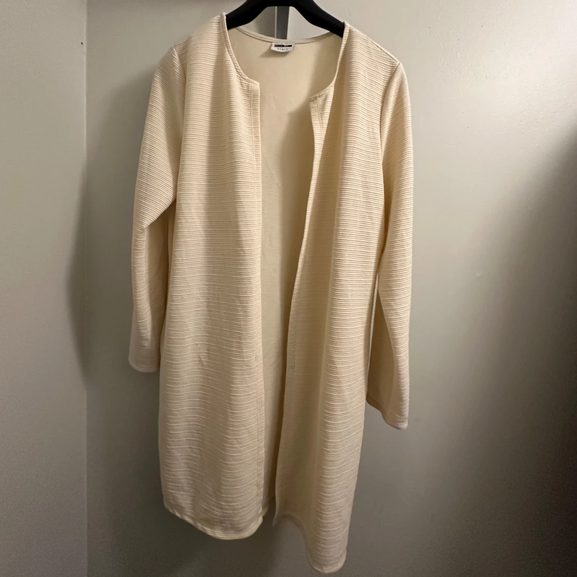 Beige långärmad kofta