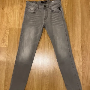 Grå jeans från Replay - Snygga grå Replay Hyperflex Anbass jeans med en modern passform. Perfekt för en stilren look! Säljer de på grund av att fel storlek. Om ni har frågor är det bara att skriva!