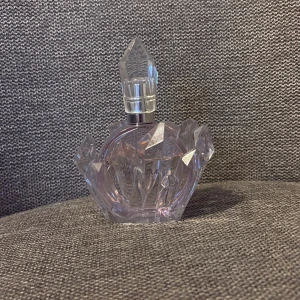 Parfym från Ariana Grande - Ariana grandes parfym R.E.M den har ungefär 80% produkt kvar i sig. tyvärr har jag inte kvar ursprungliga box den kom i. PRODUKTEN ÄR PÅ 50ml OCH URSPRUNGLIGA PRIS ÄR 650kr 