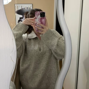 Beige stickad tröja med krage - Stickad tröja från H&M som aldrig har använts. 