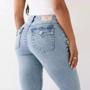 Ljusblåa mid rise True Religion jeans - Helt nya, orörda ljusblåa True Religion jeans i storlek W25. Råka köpa midrise istället för low waist där av säljer jag dessa ❤️ Säljer för 1100:-, nypris är 1299:-
