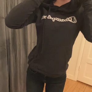 Svart hoodie från Champion - Hoodie från champion i storlek xs