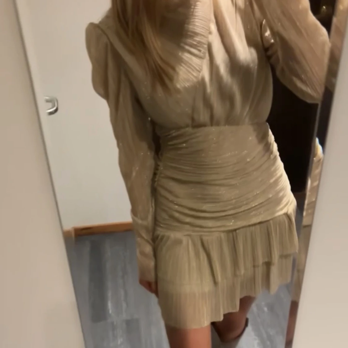 Guldglittrig klänning med volangdetaljer - 91