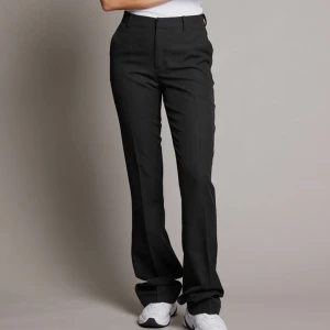 Svarta kostymbyxor - Snygga svarta kostymbyxor med en klassisk passform. Perfekta för en stilren look, oavsett tillfälle. Byxorna har en rak design och är tillverkade i ett bekvämt material. De är nya och använda max 2 gånger 💖