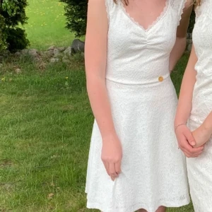 Vit studentklänning  - Säljer denna superfina klänningen, passar perfekt till student , konfirmation eller annat firande!  Endast använd en gång, inga fläckar 🩷slutsåld på hemsidan!