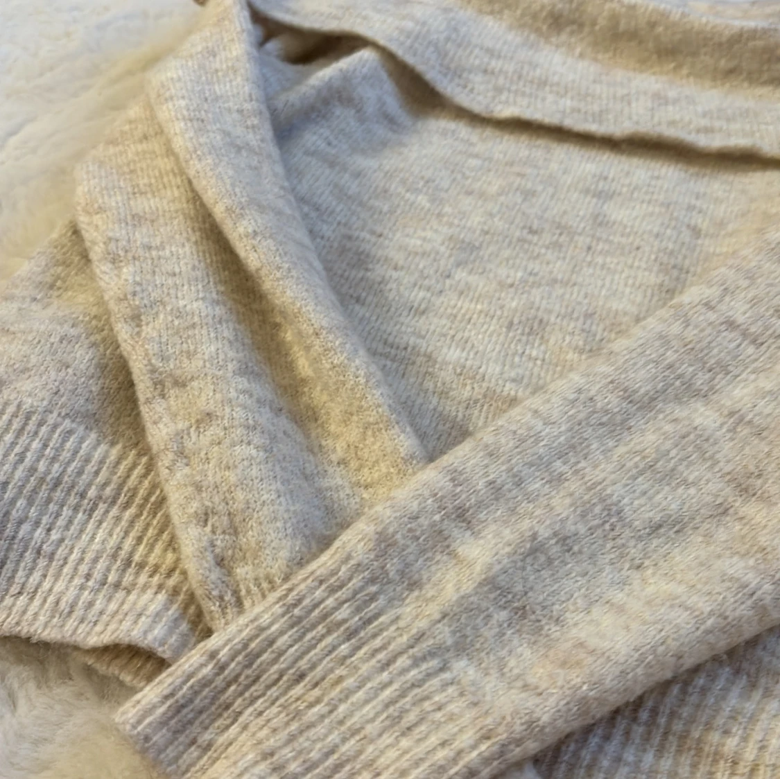 Beige stickad offshoulder-tröja - 90