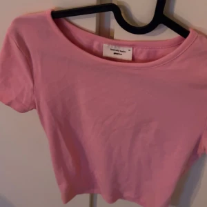 Rosa croppad topp från Gina Tricot  - Säljer en söt rosa croppad topp/T-shirt. från Gina Tricot.  Den är i storlek xs och är i jättebra skick!! 
