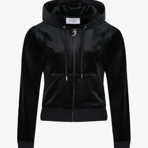 Juicy Couture  - Snygg och mjuk svart hoodie i sammet med dragkedja framtill och justerbar huva. Perfekt för en stilren och bekväm look. Den har långa ärmar och ribbade muddar vid ärmslut och nederkant.