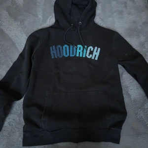 Hoodrich hoodie  - En hoodirch hoodie som ör ny anvönde 1-5 gpnger men ser ut hlet som ny skica 10/10 köpt på jd sport (äkta) storlek S men passar XS icksp skriv flr fler funderingar kan gå ner i pris 