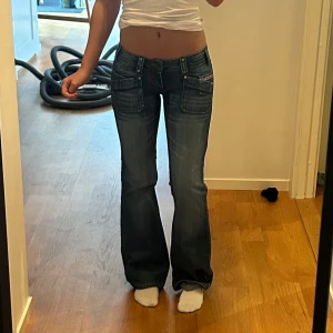 Blå bootcut diesel jeans Lågmidjade - Snygga blå vintage diesel bootcut jeans med låg midja och fickor med detaljer. Köpta för 1500. Själv har jag knappt använt dom. Inga defekter. Ge gärna prisförslag 