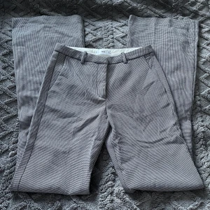 Kostymbyxor - Snygga kostymbyxor i hundtandsmönster i svart och vitt. Dom är lite långa för mig och jag är 169cm lång☺️ Aldrig använda‼️