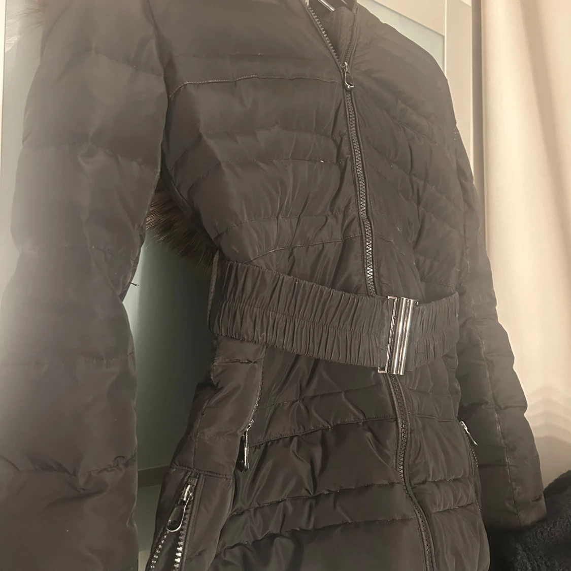 Svart dunjacka från Hollies - 90