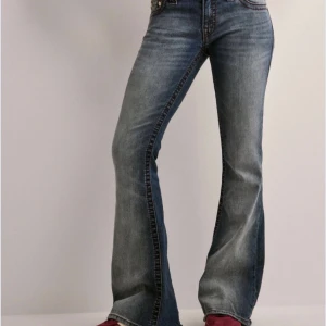 Blå bootcut jeans från True Religion - Snygga blå bootcut jeans från True Religion, aldrig använda då dom tyvärr inte passade mig,skriv för egna bilder, priset kan diskuteras!💓💓W27