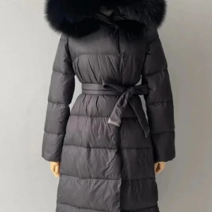 Svart vinterjacka  - Säljer min vinterjacka med bälte i midjan från Furstockholm då jag köpt en annan och denna inte kommer till användning. Perfekt till vinter och höst, och sitter jättesmickrande.