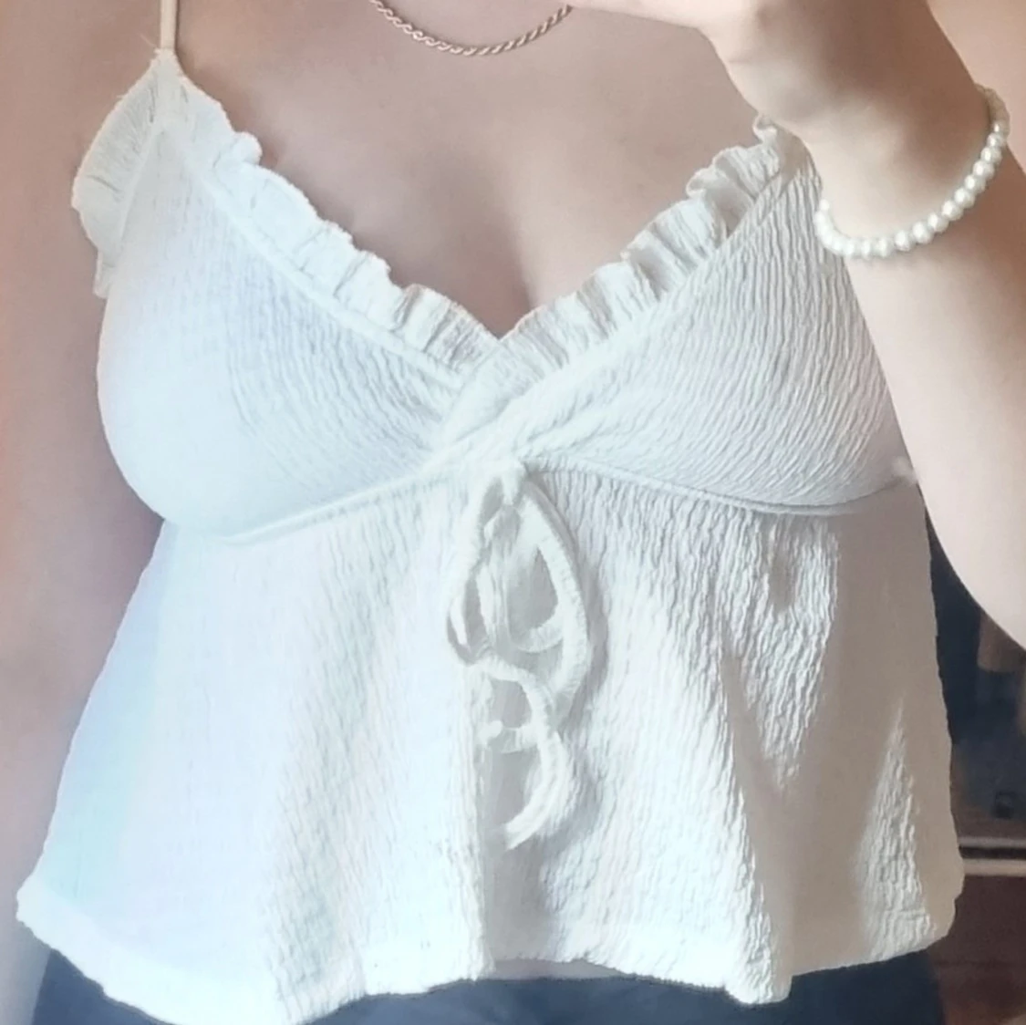 Vit ärmlös topp med volangdetaljer - 90