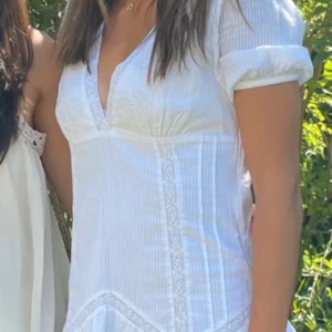 Söt klänning från zara🫶🏼 - Nästan aldrig använd, därav säljer jag den.🫶🏼