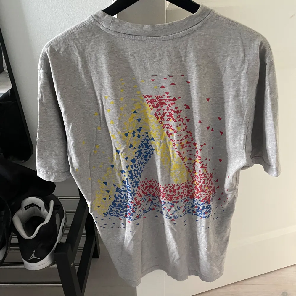 Palace T-shirt, oklart vilken kollektion. Använd men inga flaws förutom ett jättelitet hål i armhålan, 7/10 cond. Storlek S, men lite oversize och liknar en ”boxig” M. Frakt tillkommer. T-shirts.