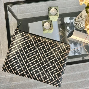 By Malene birger datorfodral - Det perfekta datorfodralet!💋Stort och rymligt där det får plats dator men även block pennor osv. Fodralet är använt och kan synas litegrann invändigt men på utsidan är det som nytt!  Mått: ca 26x35,5 cm 💘💕💘