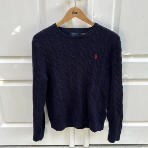 Ralph lauren kabelstickad tröja - Hej! Säljer nu min fina kabelstickade tröja från Ralph Lauren. Tröjan är i fint skick men jag säljer den för att jag vuxit ur den. Storlek medium. Nypris 2400kr mitt pris 699kr! Priset går såklart att diskutera. Skriv gärna om frågor. Var inte blyg!
