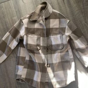 Höst jacka  - Jacka från hm. Stor i storleken. Knappt använd. Varm höst jacka. Ingen tight jacka utan en mer större ”pösig” jacka. 