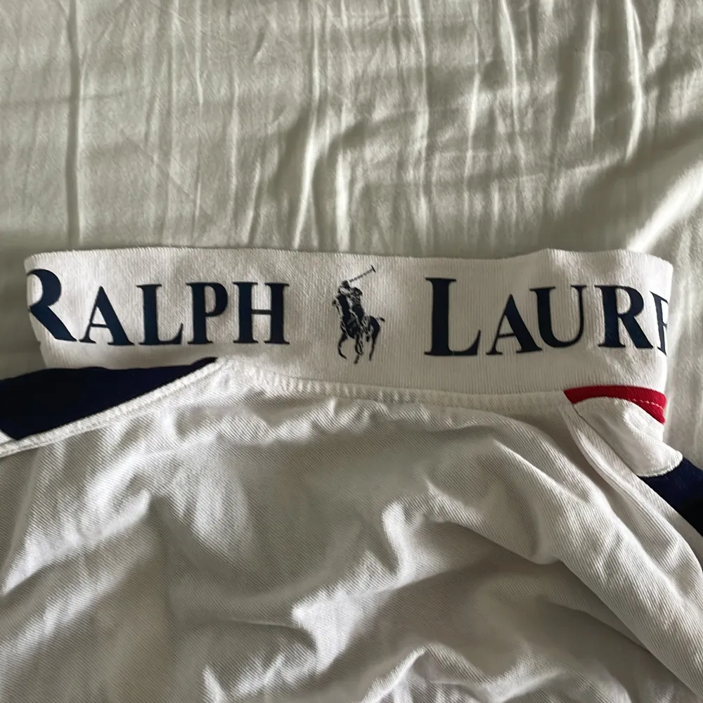 Säljer nu denna snygga pikétröja från Ralph Lauren barnstorlek XL men passar M. Vet ej nypris men skulle gissa runt 1000.. T-shirts.