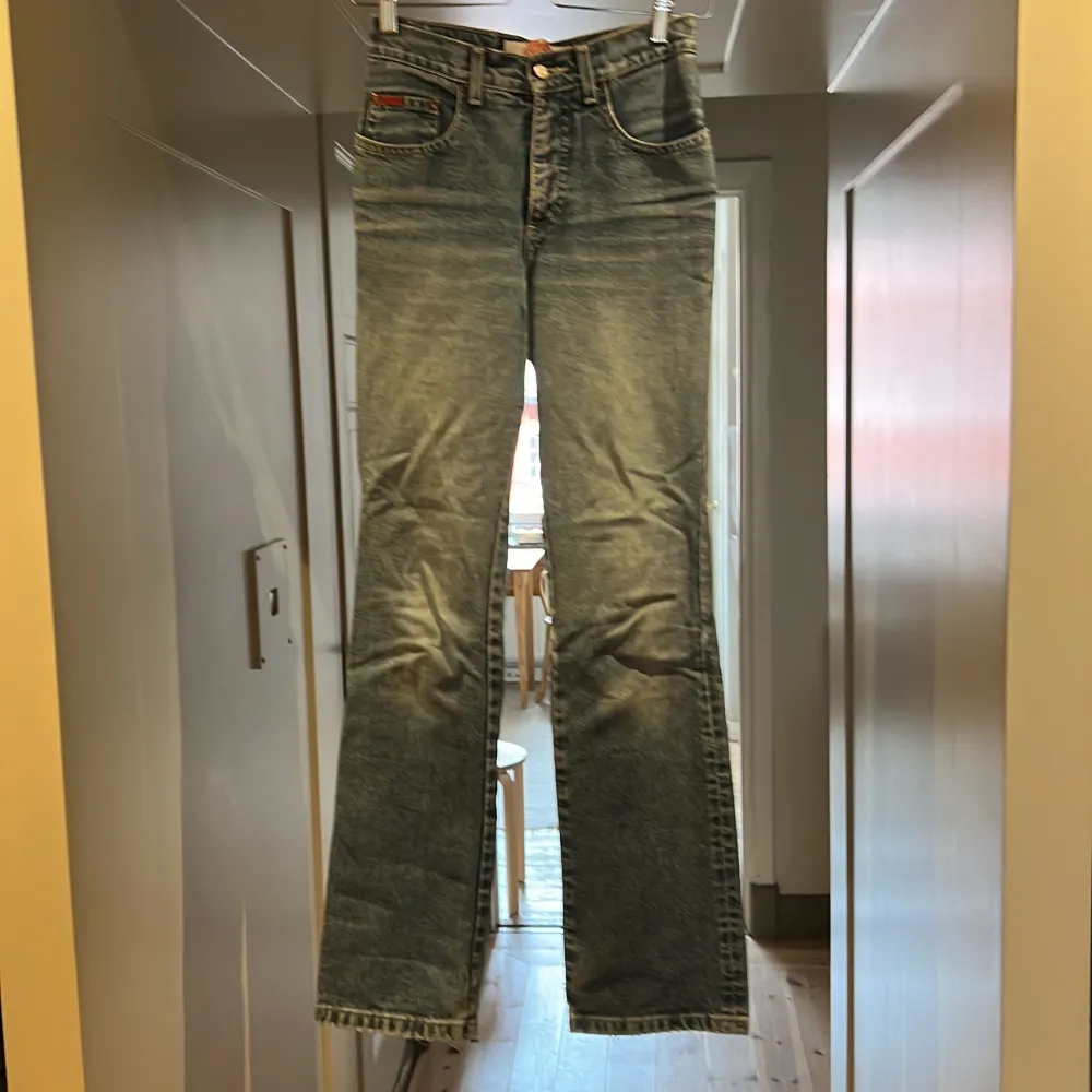 Snygga ljusblåa bootcut jeans från LeeCooper. Slitna längst ner och säljer på grund av att dem är för små. Midjemått: 34cm rakt över Innerbenslängd: 79cm. Farkut & Housut.