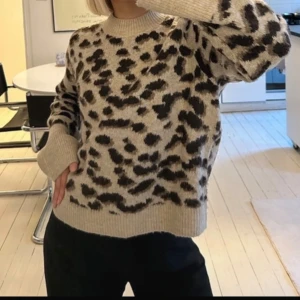 Stickad leopard tröja  - Så snygg leopard tröja som är stickad😍😍 storlek S men passar xs också 