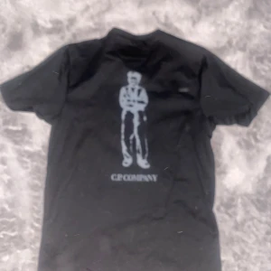 Cp company t shirt  - Används aldrig därför den säljs kom privat för mer bilder eller frågor priset är ej hugget i Sten 