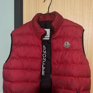Moncler röd väst - Moncler röd väst har använt i bara 1 månad