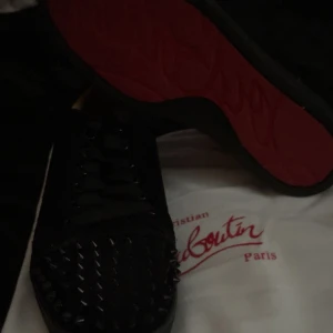 Christian louboutins - Tjena det är så att jag ska sälja mina loubs, dem kommer med en "dustbag" För mer info/Bilder så är det bara att höra av sig till mig 