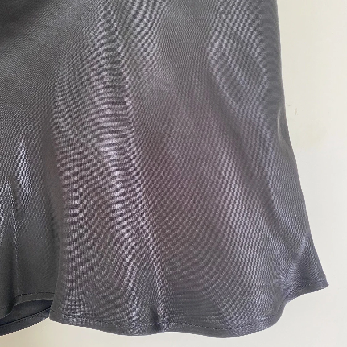 Svart satin kjol från H&M!🫶🏻✨ - 92