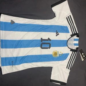 Argentina tröja storlek( M ) HELT NY! - Helt ny Argentina tröja, säljer eftersom jag beställde fel storlek!  Den är slim fit, passar även för de som bär S! Mycket bra kvalitet!