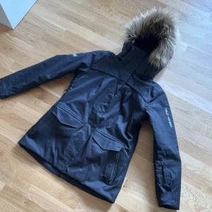 Helly Hansen vinterjacka  - Oanvänd vinterjacka från helly Hansen helt i nyskick endast testad. Storlek M. Mörkgrå (nästan svart)