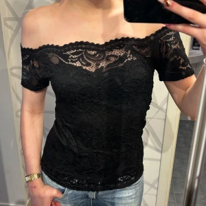 Off shoulder spets topp  - Så fin off shoulder spets topp, storlek s, stretchig. Köp sker via köp nu, jag postar inom 24h. Kvar tills markerad såld 