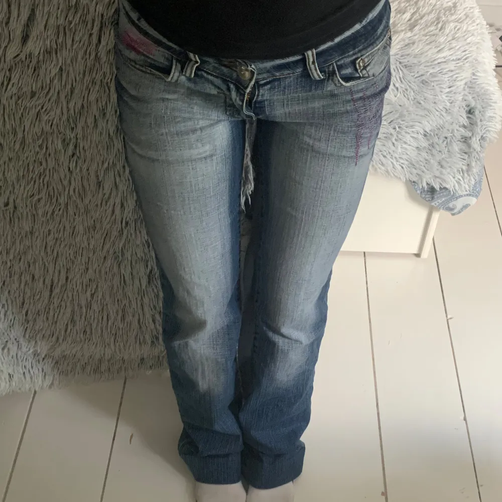 Ett par skit snygga lowwaist Crazy Age jeans, inga defekter då dem nästan aldrig kommit till användning. Dem är uppsydda men det går att få dem till sin originala längd igen  💗  Innerbenslängd: 77 cm Midja: 32 cm . Jeans & Byxor.