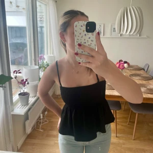 Svart topp Gina - Gulligt svart linne från Gina, använt 1 gång. Går att ta av banden (2a bilden). 