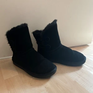 Vinter skor - Ett par svarta vinter skor som inte kommer till användning, dem är Ugg liknande. I storlek 39, används en säsong. Pris går att diskutera, skriv vid frågor💕