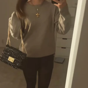 Handväska - Så så söt handväska i perfekt skick! Man kan ha kedjan både långt & kort som på bilden!💕