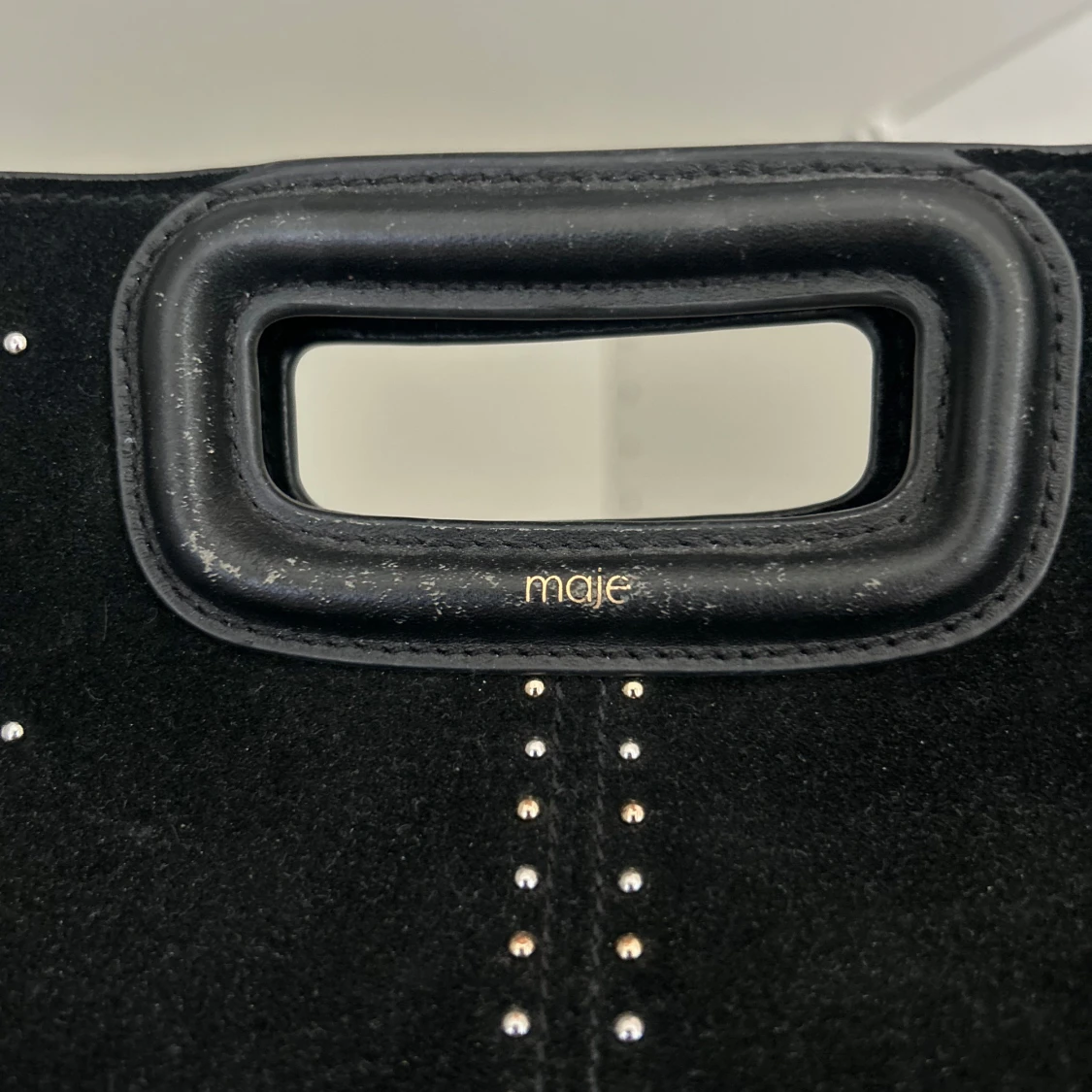 Säljer denna maje väskan med nitar, väskan är limeted edition så de gjordes inte lika många av den, ÄKTA - 90