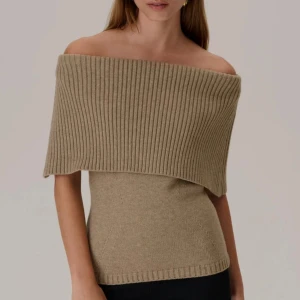 Adoore off shoulder top - Säljer min fina off shoulder top från Adoore i storlek 34. Använd 2-3 gånger så skicket är som nytt. Kan självklart fota och skicka bilder på tröjan om det skulle önskas! 