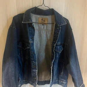 Jeans jacka  - Skön jeans jacka som har lite mer vintage stil, Sitter bra på mig med M funkar för S också beror på hur man vill att den sitter 