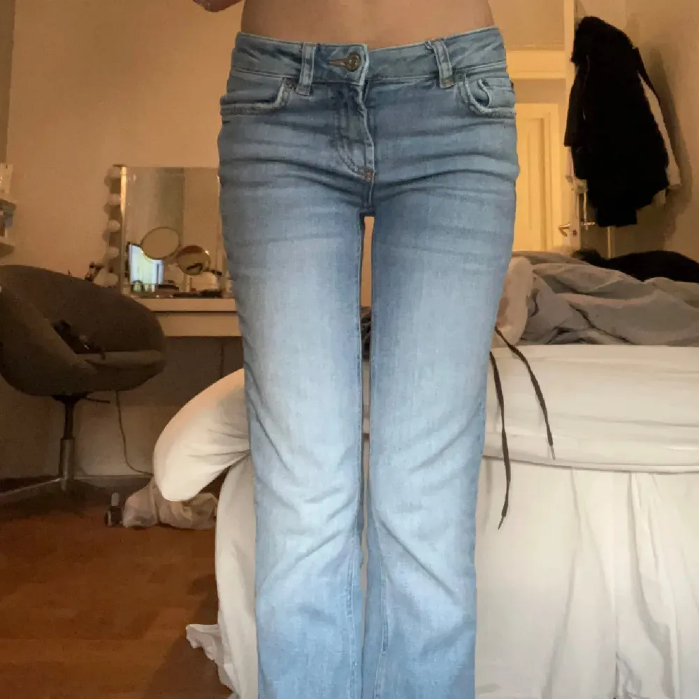 Säljer dessa lågmidjade jeansen från zara. Super fina men kommer inte till användning då det är försmå på mig. Jeans & Byxor.