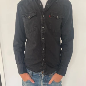 Levis overshirt  - Overshirt från levis i jeans material. Bra skick och trendig just nu.