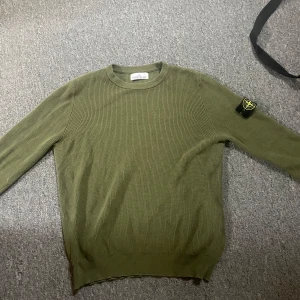 Stone Island Sweatshirt - Säljer nu denna fina Stone Island sweatshirt som är i ett väldigt skönt material, cond är 9/10  inga några hål eller fläckar. Jag säljer denna sweatshirt då den inte kommer till användning . Tröjan är i storlek M. Pris kan diskuteras vid snabb affär 
