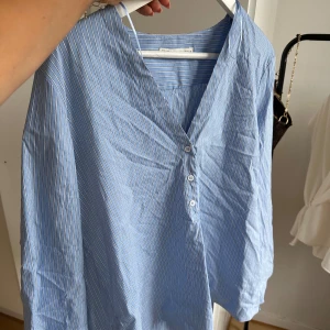 Randig skjorta från zara - Säljer denna fina skjortan från zara! Något oversized 💎🌸