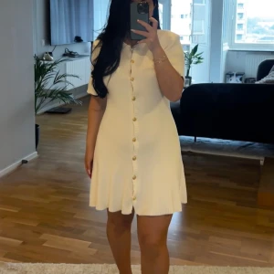 Vit klänning med guldknappar från HM - Använd en gång. Strö M 