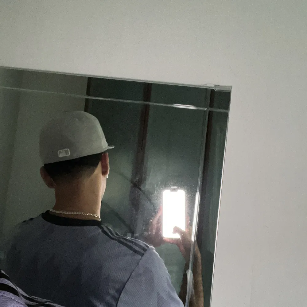 Helt ny la keps som är i bra skick och inte har använts, säljer den för jag ångra mig att jag köpte den så kommer sälja den i samma ordinarie pris 450kr. Asusteet.