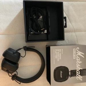 Marshall hörlurar  - On ear hörlurar i nyskick. Endast använda någon enstaka gång. Nypris ca 1000kr. Förpackning med sladdar ingår. Kvitto finns!