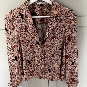 Blus - Väldigt fin mönstrad blus, i gott skick